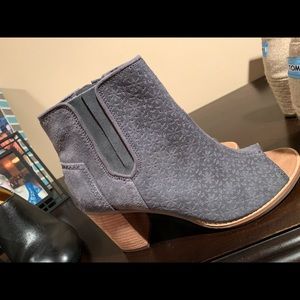 Toms Size 9.5 Suede ankle Boots